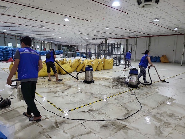 các bạn nhân viên đang vệ sinh sàn