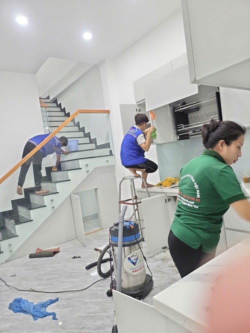 nhân viên đang vệ sinh nhà cưa